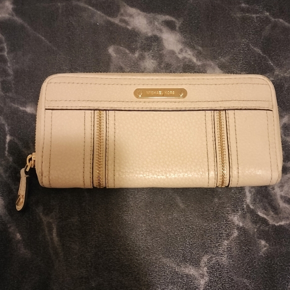Michael Kors White Wallet - Picture 7 of 7